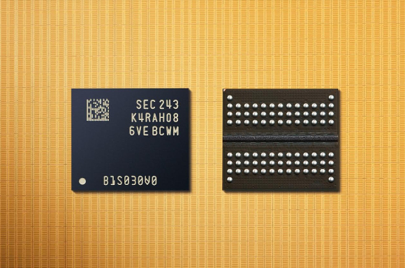 삼성전자가 개발한 업계 최선단 12나노급 16Gb DDR5 D램. [사진=삼성전자 ]