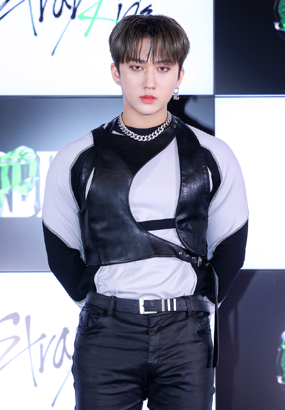 그룹 스트레이 키즈(Stray Kids) 창빈이 18일 온라인으로 진행된 새 미니 앨범 'ODDINARY' 발매 기념 기자간담회에 참석해 포즈를 취하고 있다. [사진=JYP엔터테인먼트]