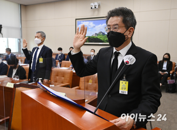 채동석 애경산업 대표이사(오른쪽)와 박동석 옥시레킷벤키저 대표이사가 2일 오후 서울 여의도 국회에서 열린 한화진 환경부 장관 후보자 인사청문회에 증인으로 출석해 선서를 하고 있다. [사진=김성진 기자]