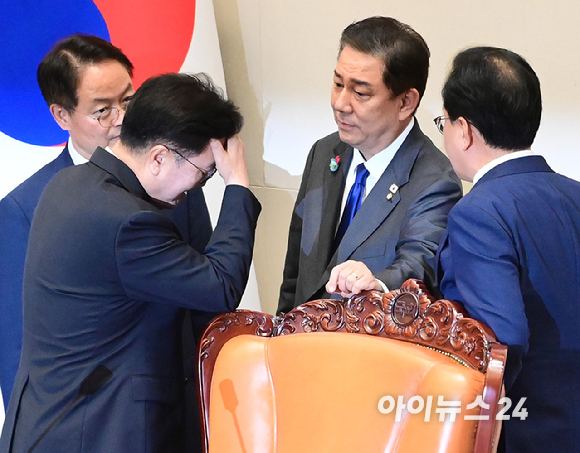 25일 서울 여의도 국회에서 열린 제429회국회(정기회) 제9차 본회의에서 '공인신고자 보호법 일부개정법률안에 대한 신속처리안건 지정동의의 건' 외 3건에 대한 가/부 투표 중 흘려서 기표한 표에 대해 우원식 국회의장과 여야 원내대표들이 유&middot;무효를 논하고 있다. [사진=정소희 기자]