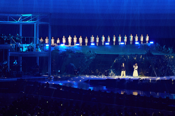 악뮤(AKMU)가 16일 서울 올림픽공원 KSPO DOME에서 '2024 AKMU 10주년 콘서트 [10VE]'를 열고 무대를 선보이고 있다. [사진=YG엔터테인먼트]