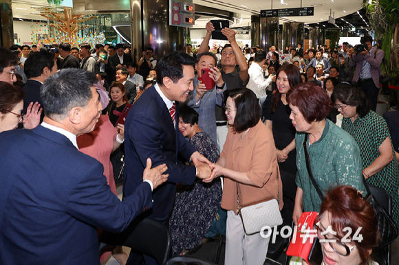 오세훈 서울시장이 1일 서울 중구 서울시청에서 열린 '제40대 서울특별시장 취임행사'에 참석한 시민들과 인사하고 있다. [사진=곽영래 기자]