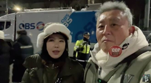 배우 최준용과 노현희가 윤석열 대통령 영장실질심사가 열렸던 서울서부지법 앞 집회에 참석했다. [사진= '나임화수야 최준용TV' 유튜브 화면 캡처]