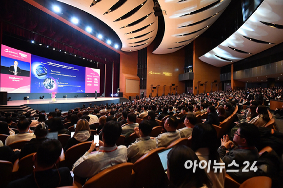 이승훈 SK하이닉스 부사장이 11일 서울 강남구 코엑스에서 열린 세미콘 코리아 2026에서 기조 연설을 하고 있다. [사진=곽영래 기자]