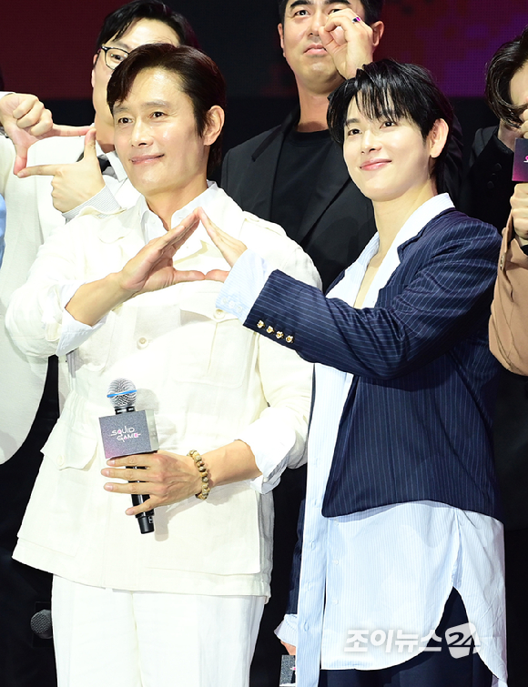 배우 이병헌과 임시완이 28일 오후 서울시청 앞 서울광장에서 열린 넷플릭스·서울특별시 공동주최 2025 K콘텐츠 서울여행주간 '오징어 게임​' 시즌3 피날레 이벤트에 참석하고 있다. [사진=정소희 기자]