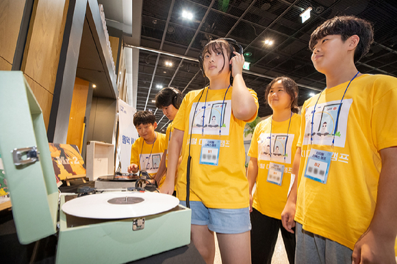 디지털 디톡스 캠프에 참여한 중학생들이 '스마트폰을 대체한 아날로그의 즐거움'을 주제로 한 프로그램에 참여한 모습. [사진=KT]