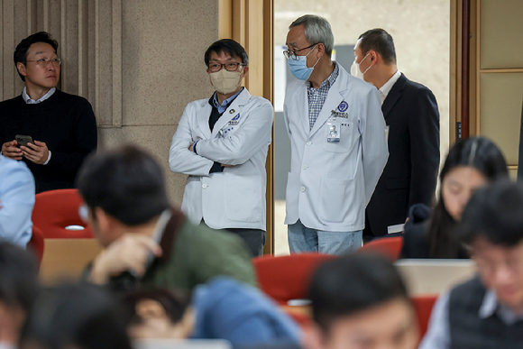 세브란스병원 교수들이 25일 서울 서대문구 연세의료원에서 열린 전국의과대학 교수협의회 기자회견에 참석하고 있다. [사진=뉴시스]
