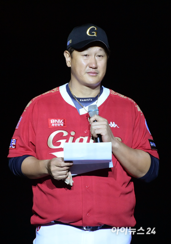 '조선의 4번 타자' 롯데 이대호의 은퇴식이 8일 부산 동래구 사직야구장에서 열린 가운데 이대호의 다양한 모습. [사진=정소희 기자]