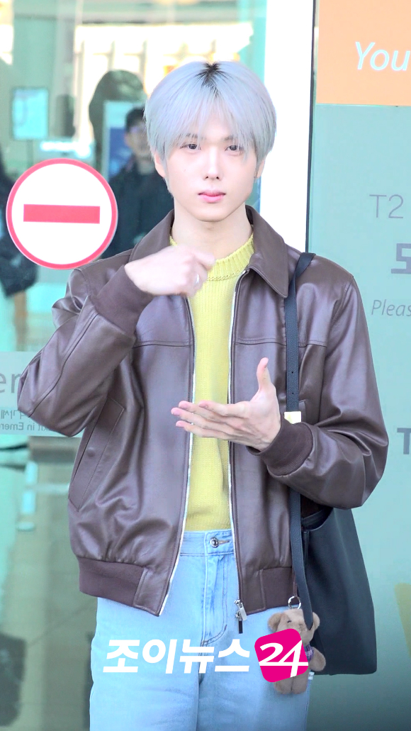 그룹 엔시티 드림(NCT DREAM) 지성이 20일 해외 일정 참석 차 인천국제공항을 통해 출국하고 있다. [사진=문수지 기자]