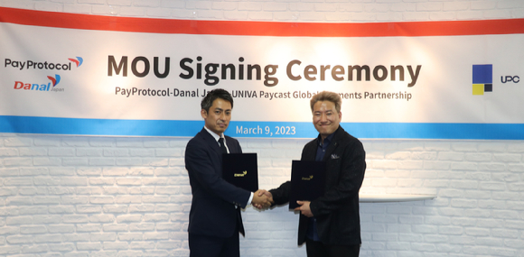 (왼쪽부터) UPC Nakao Shuhei(나카오 슈헤이) 대표와 페이프로토콜 류익선 대표가 9일 전략적 제휴 체결후 기념촬영을 하고 있다. [사진=페이코인]