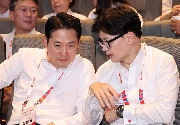 국민의힘 한동훈 대표와 장동혁 의원(왼쪽)이 지난 2024년 8월 29일 오후 인천 영종도 인천국제공항공사 인재개발원에서 열린 국회의원 연찬회에서 대화하고 있다. 2024.8.29 [사진=연합뉴스]