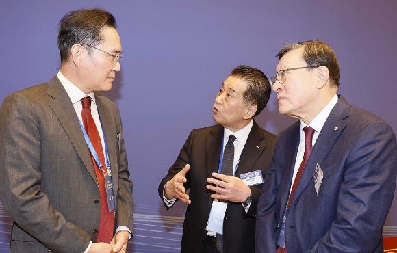 이재용 삼성전자 회장(왼쪽부터), 장인화 포스코홀딩스 회장, 허태수 GS회장이 지난 5일 중국 베이징 조어대에서 열린 한&middot;중 비즈니스포럼에서 대화하고 있다. 2026.1.5 [사진=연합뉴스]