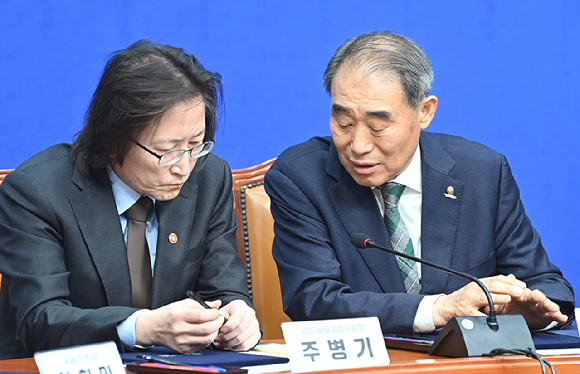 주병기 공정거래위원장, 안승배 한국주유소협회장이 9일 서울 여의도 국회에서 열린 주유소-정유사 사회적대화 상생협약식에서 대화를 나누고 있다. [사진=곽영래 기자]