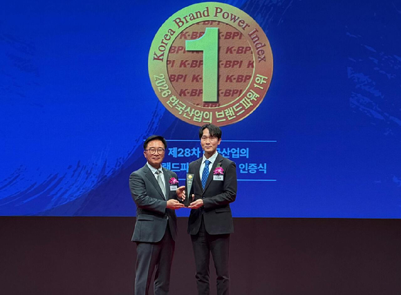 지난 18일 한국능률협회컨설팅에서 주관하는 2026 한국산업의 브랜드파워 1등 수여식에서이혁중 롯데GRS 마케팅부문장(오른쪽)이 인증패 수여 후 기념 촬영을 하고 있다. [사진=롯데GRS]