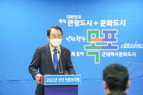김종식 목포시장이 지난 3일 2022년 신년 언론브리핑을 하고 있다 [사진=목포시]