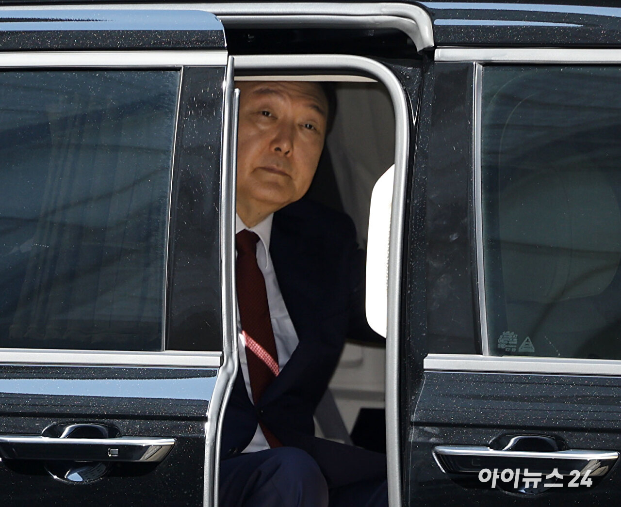 윤석열 전 대통령이 지난 23일 서울 서초구 서울중앙지방법원에서 열린 내란 우두머리 혐의·직권남용 권리행사 방해 혐의 사건 8차 공판에 출석하고 있다. [사진=사진공동취재단]