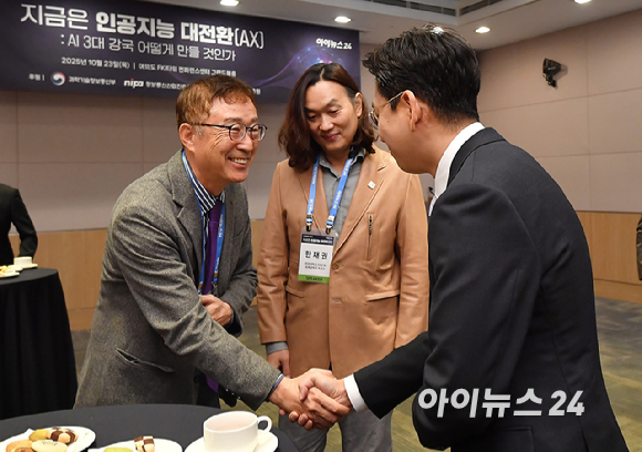 매년 국내외 주요 이슈를 진단하고 대응 방안을 논의하는 아이포럼 2025가 '지금은 인공지능 대전환(AX):AI 3대 강국 어떻게 만들 것인가&rsquo;라는 주제로 23일 서울 여의도 FKI타워에서 열렸다. 이창호 아이뉴스24 대표(왼쪽)와 배경훈 부총리 겸 과학기술정보통신부 장관이 이야기를 나누고 있다. [사진=곽영래 기자]