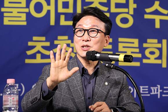 김민석 더불어민주당 수석 최고위원이 14일 아시아포럼 초청 토론회에 참석 기자들의 질의에 답하고 있다 [사진=아시아포럼21]