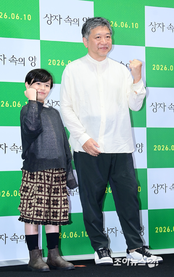 일본 영화감독 고레에다 히로카즈와 배우 쿠와키 리무가 4일 오후 서울 강남구 삼성동 메가박스 코엑스에서 열린 영화 '상자 속의 양'(감독 고레에다 히로카즈) 내한 기자간담회에 참석하고 있다. [사진=정소희 기자]