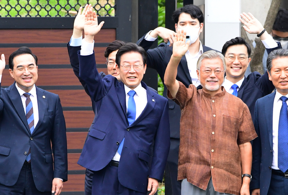 지난 8월 29일 경남 양산시 평산마을에 위치한 문재인 전 대통령 사저를 찾은 이재명 더불어민주당 대표와 지도부가 문 전 대통령과 함께 인사하고 있다. [사진=뉴시스]