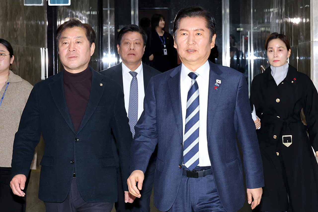 더불어민주당 정청래 대표가 22일 본회의에 앞서 비공개로 열린 민주당 의원총회에 입장하고 있다. 2025.12.22 [사진=연합뉴스]