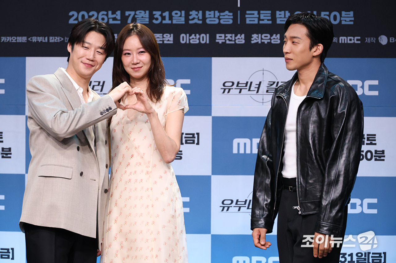 배우 정준원, 공효진, 이상이가 30일 오후 서울 마포구 상암동 MBC 골든마우스홀에서 진행된 MBC 새 금토드라마 '유부녀 킬러' 제작발표회에 참석해 포즈를 취하고 있다. [사진=문수지 기자]