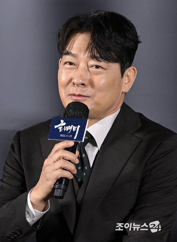 배우 조성하가 18일 서울 용산구 CGV 용산아이파크몰에서 열린 영화 '올빼미' 제작보고회에서 인사말을 하고 있다.