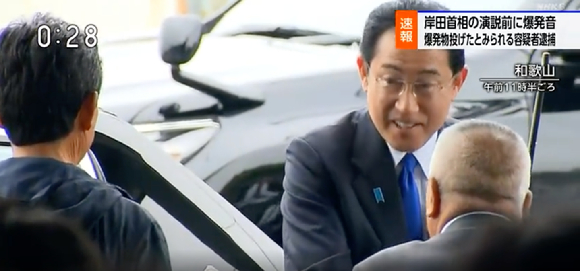 기시다 후미오 일본 총리를 겨냥해 지난 15일 발생한 폭발물 테러 현장에서 20대 용의자 기무라 류지(木村隆二)를 가장 먼저 제압한 50대 현지 어부 K씨가 온라인 상에서 화제다. [사진=NHK]