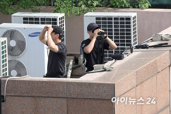 김문수 국민의힘 대선 후보가 20일 오후 서울 강동구 광진교 남단사거리에서 열린 강동을 새롭게 유세에서 경찰들이 경계근무를 서고 있다. [사진=곽영래 기자]