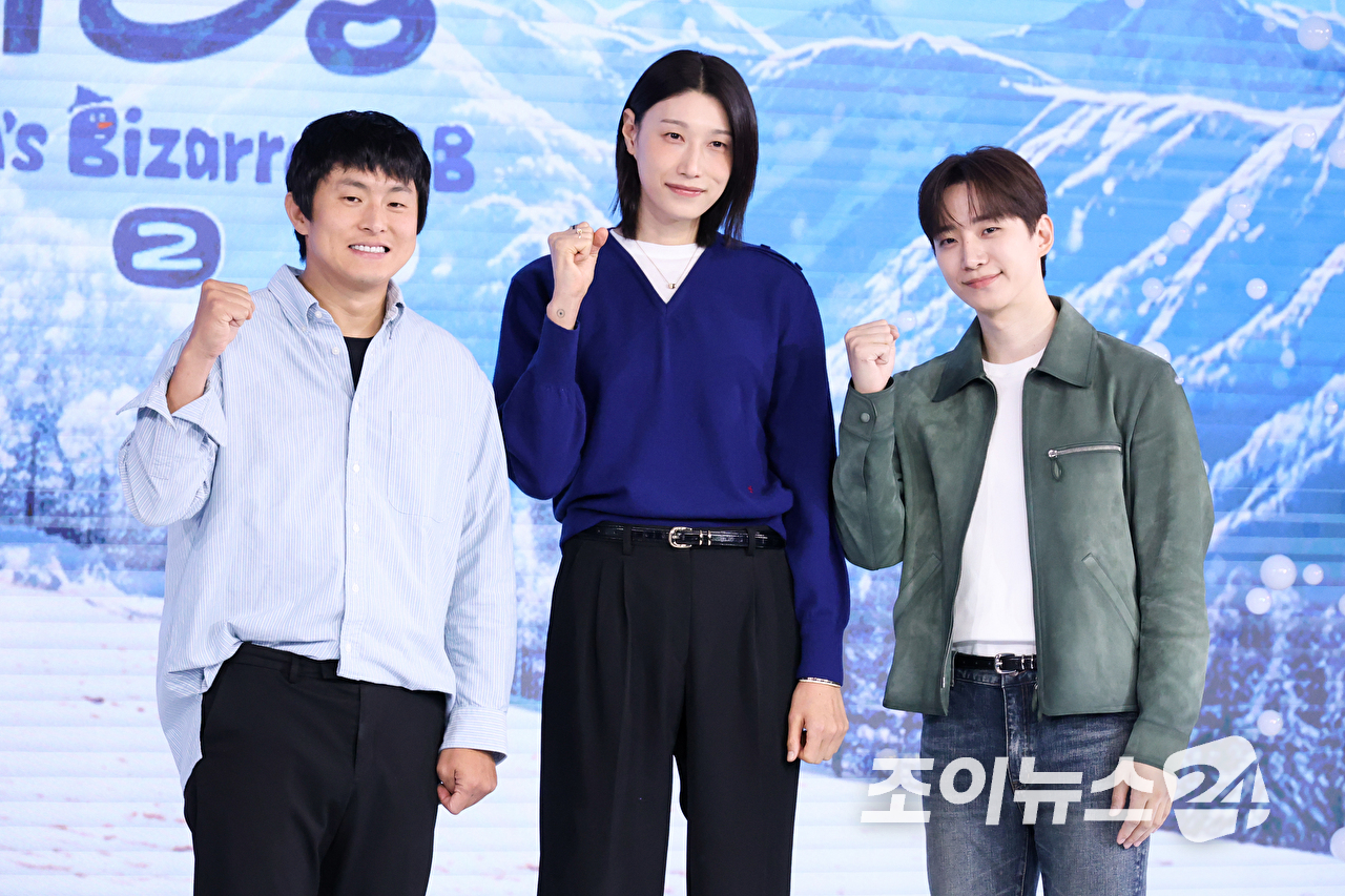 만화가 기안84, 전 배구선수 김연경, 배우 이준호가 22일 오전 서울 마포구 호텔 나루 서울 엠갤러리에서 진행된 넷플릭스 예능 '대환장 기안장 시즌2' 제작발표회에 참석해 포즈를 취하고 있다. [사진=문수지 기자]