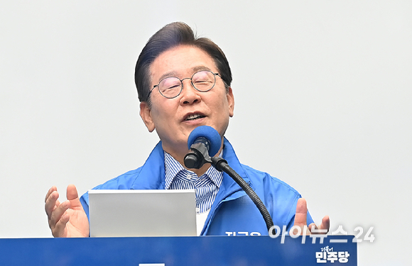 이재명 더불어민주당 대선 후보가 2일 오후 경기도 성남시 야탑역 광장에서 열린 선거유세에서 지지를 호소하고 있다. [사진=곽영래 기자]