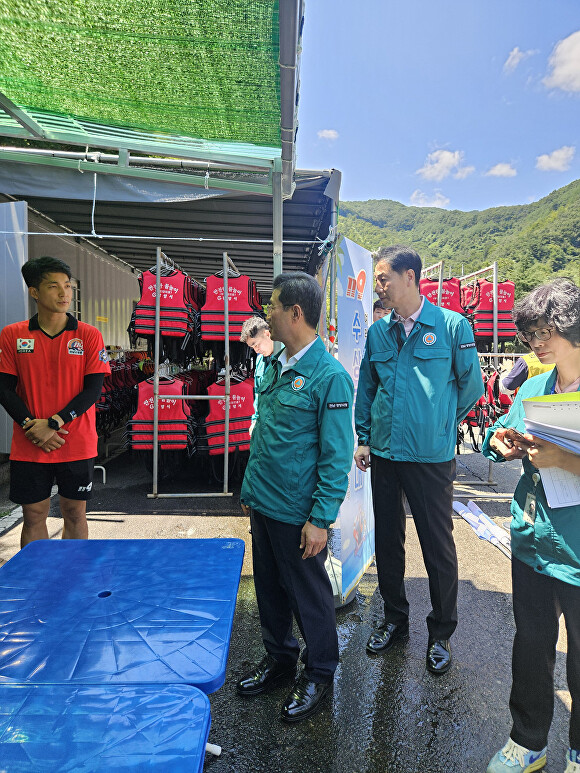 정인화 광양시장(가운데)가 지난 14일 관내 물놀이 현장을 방문, 구명조끼 무료 대여소를 둘러보고 있다  [사진=광양시]