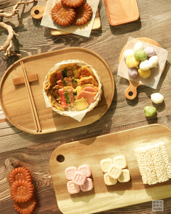 다이소 '수아르 우드 트레이'와 '수아르 우드 도마' [사진=아성다이소]