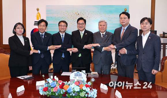 우원식 국회의장이 19일 국회의장실에서 원내 6개 정당 원내대표들과 회동하기에 앞서 기념 촬영을 하고 있다. 왼쪽부터 기본소득당 용혜인 원내대표, 진보당 윤종오 원내대표, 더불어민주당 한병도 원내대표, 우원식 국회의장, 조국혁신당 서왕진 원내대표, 개혁신당 천하람 원내대표, 사회민주당 한창민 원내대표. [사진=곽영래 기자]