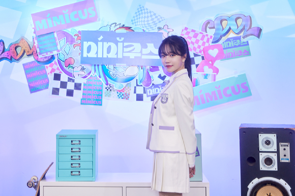 가수 조유리가 22일 온라인으로 진행된 플레이리스트 드라마 '미미쿠스' 제작발표회에 참석해 포즈를 취하고 있다. [사진=플레이리스트]