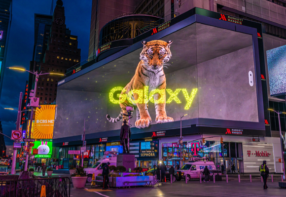 '삼성 갤럭시 언팩 2022'를 앞두고 미국 뉴욕 타임스스퀘어에서 진행 중인 3D 옥외광고 모습 [사진=삼성전자]