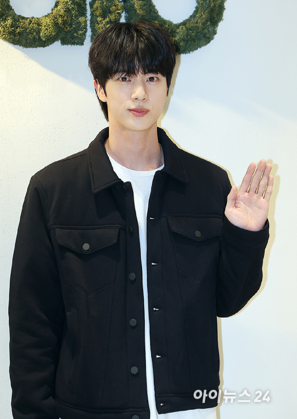 BTS 진이 1일 오후 서울 강남구 도산공원에 위치한 프리미엄 라이프스타일 브랜드 알로(alo) 플래그십 스토어에서 열린 포토행사에 참석해 포즈를 취하고 있다. [사진=곽영래 기자]