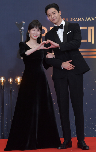 배우 박은빈과 로운이 31일 오후 여의도 KBS에서 열린 '2021 KBS 연기대상' 레드카펫에 참석해 포즈를 취하고 있다. [사진=KBS]