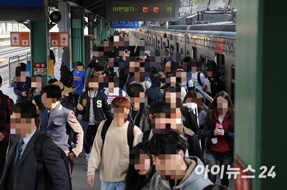 천안 두정역에서 학생들이 전철에서 내리고 있다. [사진=정종윤 기자.]