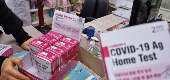 지난해 2월 5일 충북 청주 서원구의 한 약국에서 자가진단키트를 판매하고 있다. [사진=뉴시스]