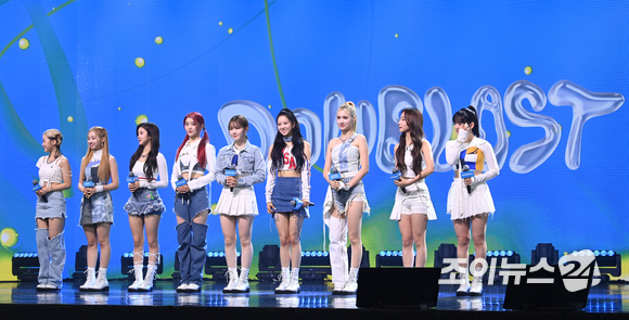 그룹 케플러가 20일 오후 서울 광진구 광장동 예스24라이브홀에서 열린 두 번째 미니앨범 'DOUBLAST' 발매 기념 쇼케이스에 참석해 인사를 하고 있다. [사진=김성진 기자]