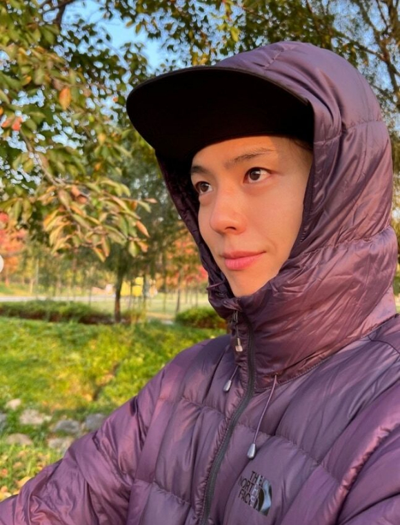 박보검, 평범한 일상룩에도 빛나는 비주얼...얼굴이 열일