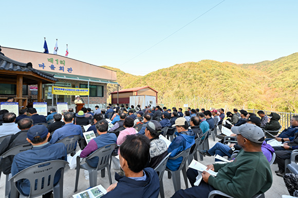 지난달 31일 영해면 대1리 마을회관에서 영덕 미래형 사과원 조성 시범사업 평가회가 열리고 있다. [사진=영덕군청]