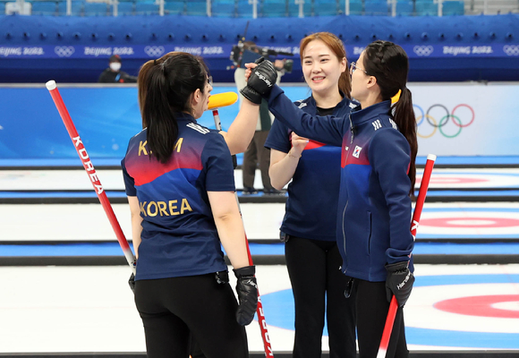 16일 중국 베이징 내셔널 아쿠아틱 센터에서 열린 2022 베이징 동계올림픽 컬링 여자 한국과 덴마크의 경기, 대한민국 팀킴이 8-7로 승리하자 기뻐하고 있다. [사진=뉴시스]