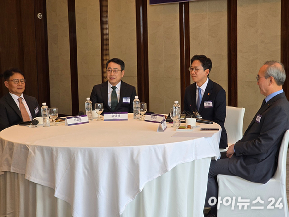 12일 서울 웨스틴조선호텔에서 정부-이통사 AI 투자협력 선언식이 열리는 가운데 선언식에 앞서 과학기술정보통신부 장관과 이통사 CEO 간 사전 환담이 진행되고 있다. 사진은 왼쪽부터 이철훈 LG유플러스 부사장(대참), 유영상 SK텔레콤 대표, 배경훈 과기정통부 장관, 김영섭 KT 대표. [사진=안세준 기자]