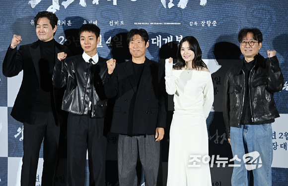 배우 유지태, 박지훈, 유해진, 전미도가 19일 오전 서울 용산구 CGV용산아이파크몰점에서 열린 영화 '왕과 사는 남자'(감독 장항준) 제작보고회에 참석해 포즈를 취하고 있다. [사진=문수지 기자]