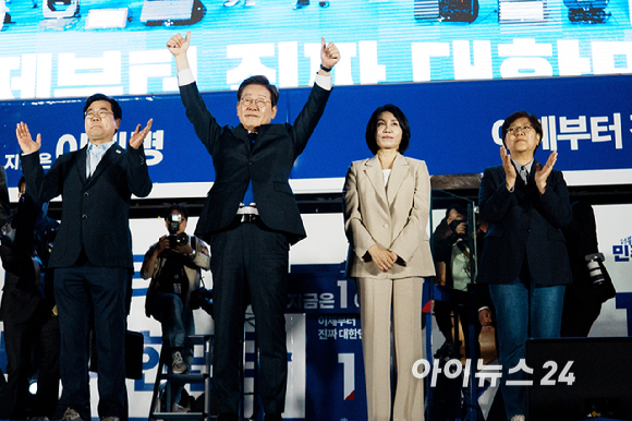 이재명 제 21대 대통령 당선인이 부인 김혜경 여사와 함께 4일 오전 국회 앞에 설치된 축하 무대에서 인사하고 있다. [사진=곽영래 기자]