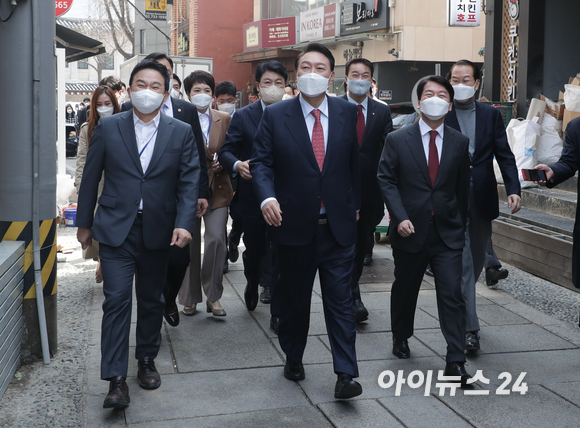 윤석열 대통령 당선인이 16일 오후 서울 종로구 통의동 집무실에서 점심 식사를 위해 안철수 인수위원장, 권영세 인수위 부위원장, 원희룡 기획위원장 등과 함께 식당으로 이동하고 있다. [사진=김성진 기자]