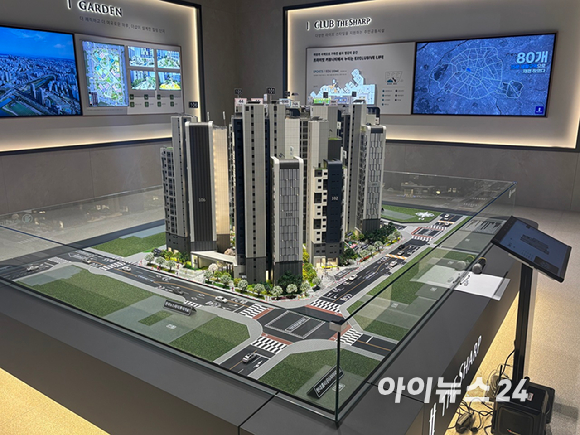  더샵갤러리에 마련된 '더샵 프리엘라' 단지 모형도가 배치되어 있다. 2026.03.20 [사진=김민지 기자]