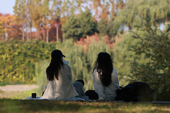 서울 영등포구 양화한강공원을 찾은 시민이 휴식하고 있다. [사진=연합뉴스]